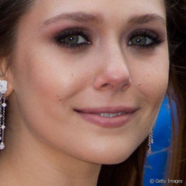 Nos eventos mais sofisticados, Elizabeth Olsen aposta em olhos mais escuros para completar a produ??o